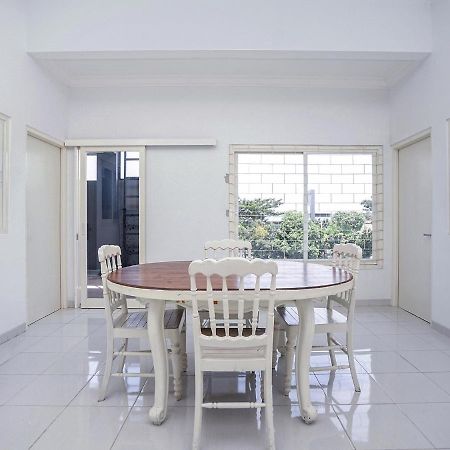 OYO 747 Cipunegara Residence Surabaya Bagian luar foto