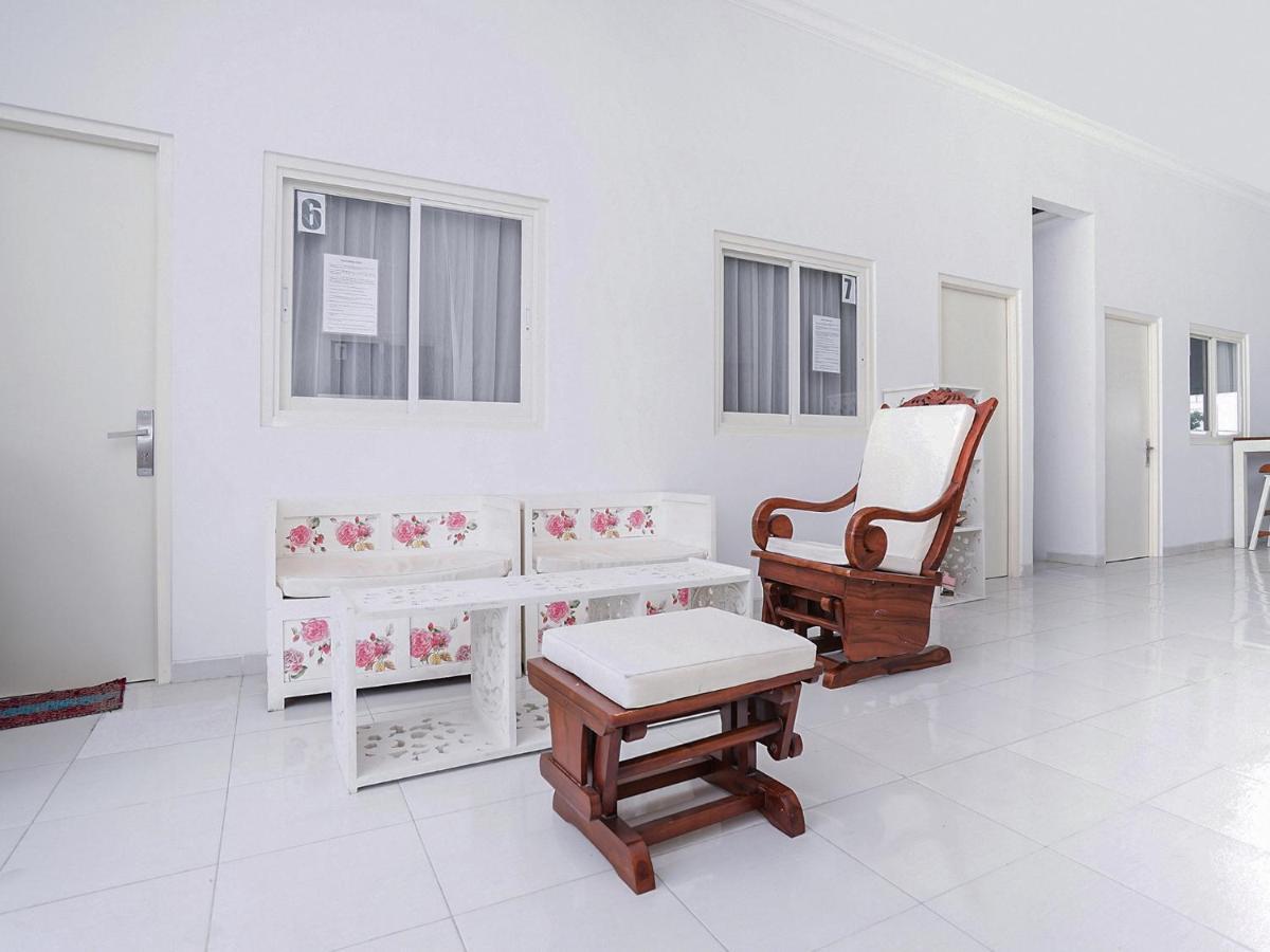 OYO 747 Cipunegara Residence Surabaya Bagian luar foto