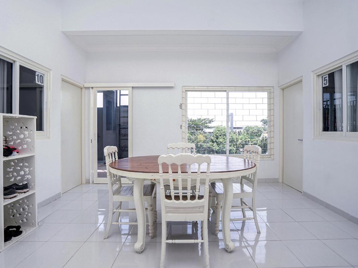 OYO 747 Cipunegara Residence Surabaya Bagian luar foto