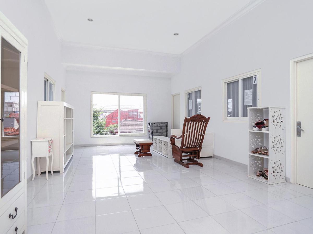 OYO 747 Cipunegara Residence Surabaya Bagian luar foto
