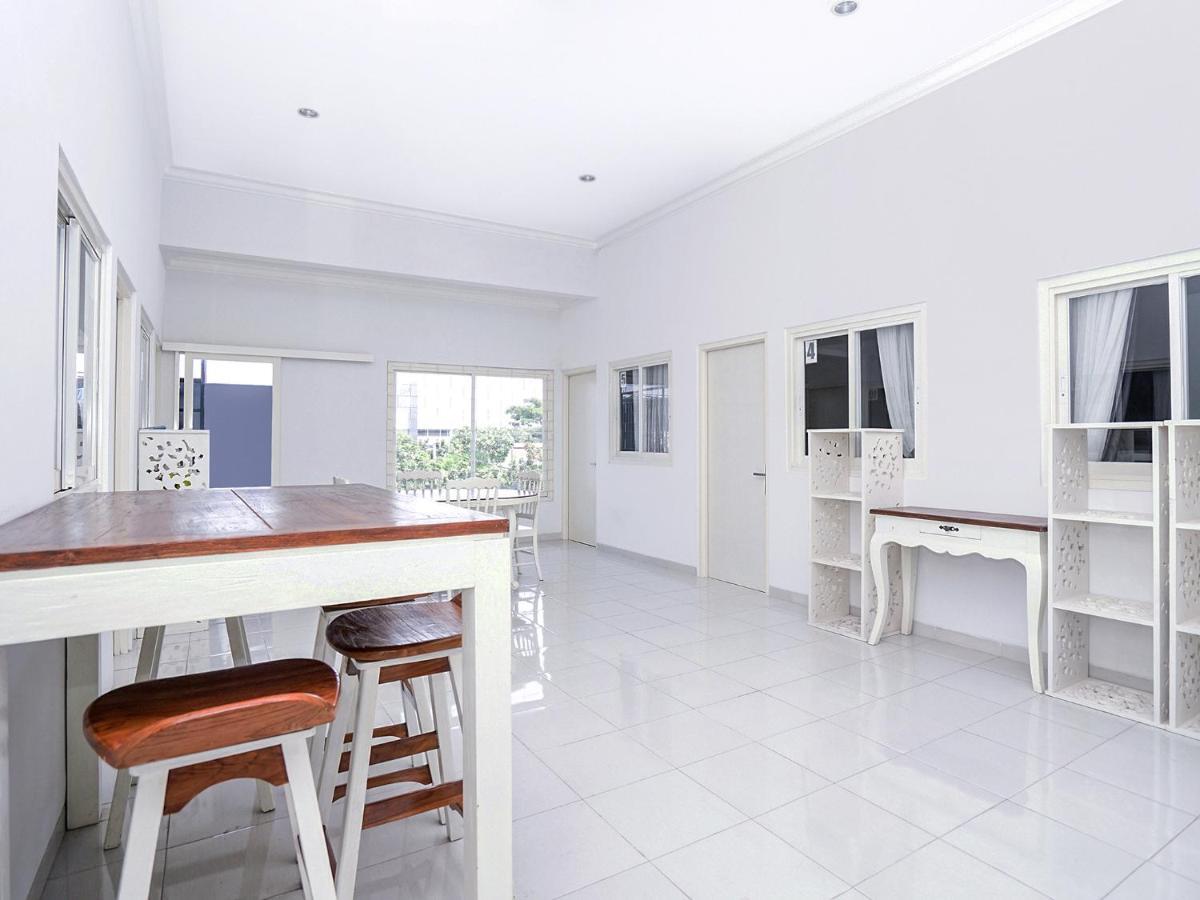OYO 747 Cipunegara Residence Surabaya Bagian luar foto